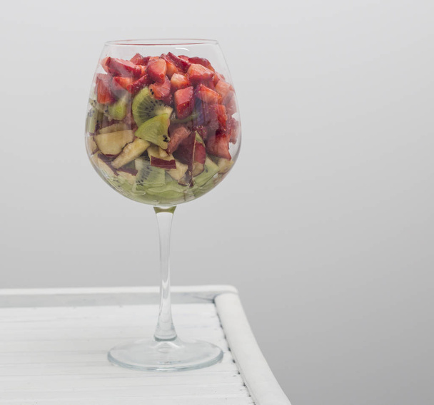 manzana, kiwi y fresa y tazón de cristal
 - Foto, imagen
