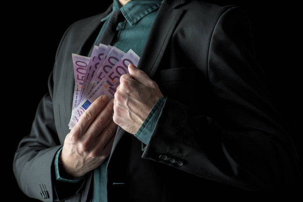 Бизнесмен в черном костюме с купюрами в 500 евро
 - Фото, изображение