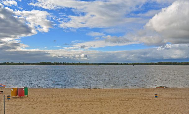 Samara, kaupungin ranta Volga-joen rannalla pilvisenä päivänä ennen sadetta
 - Valokuva, kuva