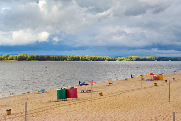Samara, miejskiej plaży nad brzegiem Wołgi w pochmurny dzień przed deszczem - Zdjęcie, obraz