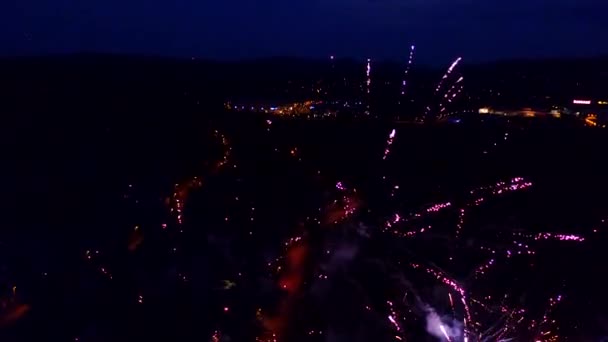 Luftaufnahmen von nächtlichen Feuerwerksexplosionen - Filmmaterial, Video