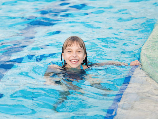 Yüzme havuzundaki kız - Fotoğraf, Görsel