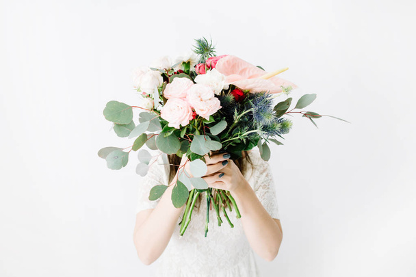 Mãos de menina segurando lindo buquê de flores
 - Foto, Imagem