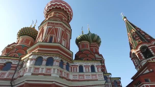 St. Basil's Cathedral, Moskou, Rusland. Gebouwd van 1555 tot 1561 volgorde van tsaar Ivan de verschrikkelijke ter herdenking van de verovering van Kazan en Astrachan - Video