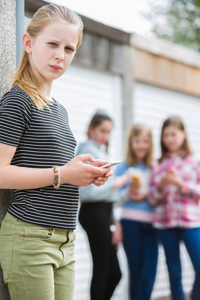 Teenager-Mädchen wird per SMS gemobbt - Foto, Bild
