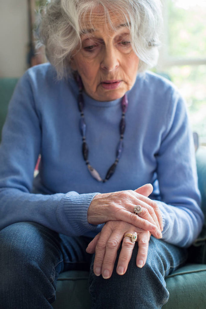 Senior Woman Suffering With Parkinsons Diesease - Zdjęcie, obraz