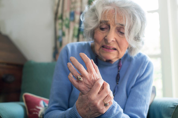 Senior Woman At Home Suffering With Arthritis - Foto, Bild