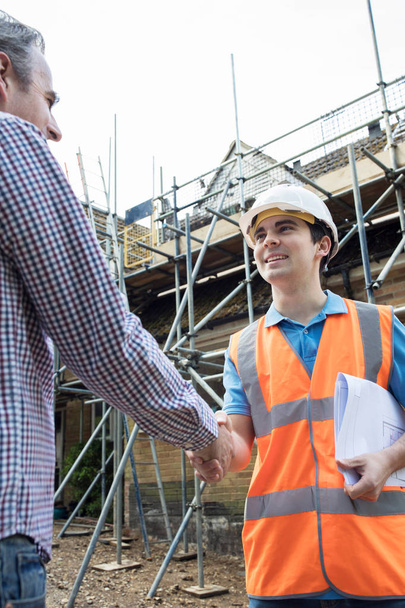 Customer On Site Shaking Hands With Builder - Foto, imagen
