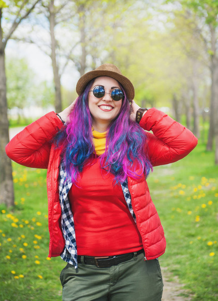 Nuori kaunis muoti hipster nainen värikkäitä hiuksia
  - Valokuva, kuva