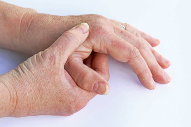 Starší žena má bolesti v rukou - Fotografie, Obrázek