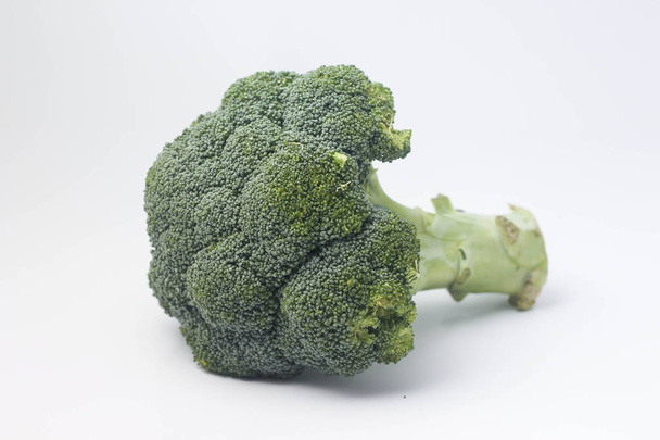 Fehér alapon brokkoli elkülönítése - Fotó, kép