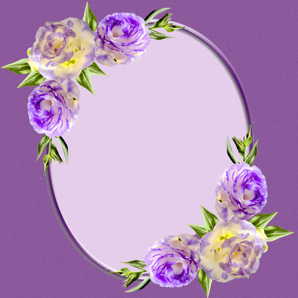 紫のトルコギキョウの花で飾られたビンテージ オーバル フレーム - 写真・画像