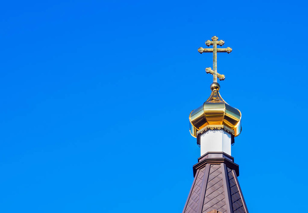 Золотой крест на куполе храма
. - Фото, изображение