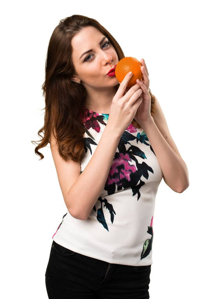 Güzel genç kız holding portakal - Fotoğraf, Görsel
