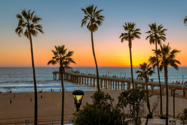 Puesta de sol en Manhattan Beach, California
 - Foto, Imagen