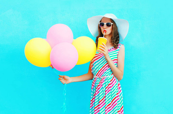 Mode hübsche Frau trinkt Fruchtsaft aus Tasse hält eine Luft Co - Foto, Bild