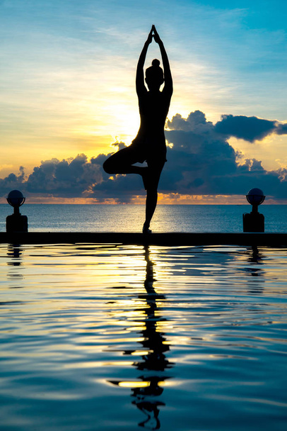 schöne Form des Körper-Yoga bei Sonnenuntergang - Foto, Bild