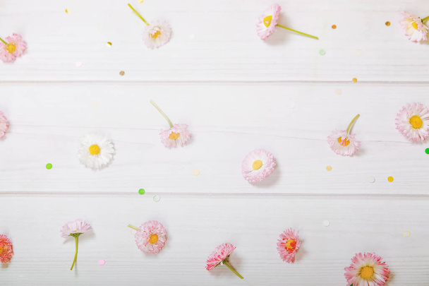 Composición de flores de primavera para postal. Marguerit rojo, amarillo, blanco
 - Foto, Imagen