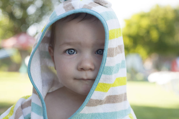 Bébé garçon de 1 an avec serviette poncho à capuchon après la natation
 - Photo, image