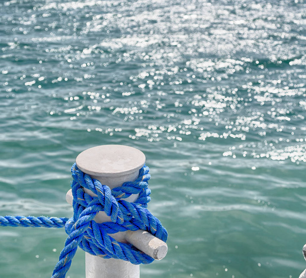  a rope from an hammock near the ocean shore  - Foto, Bild