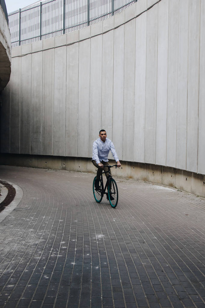 Man riding bicycle - Фото, зображення