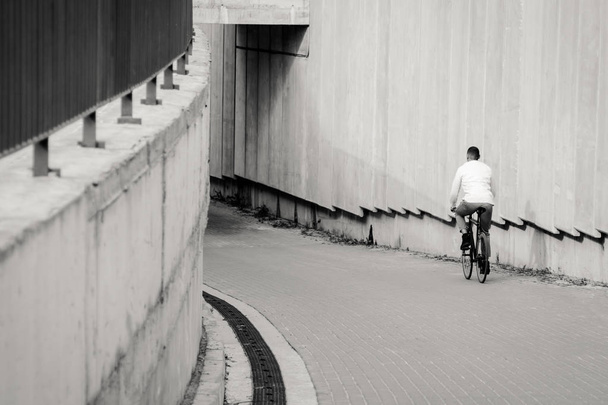Man riding bicycle - Foto, Imagen