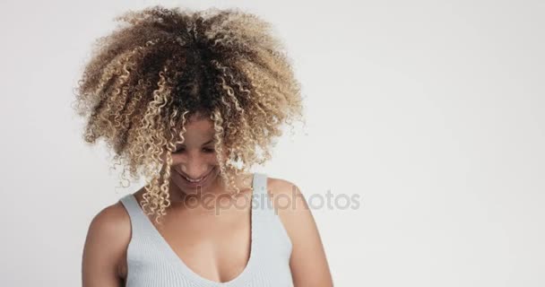 μαύρη γυναίκα με σγουρά Αφρο hiar πορτρέτο - Πλάνα, βίντεο