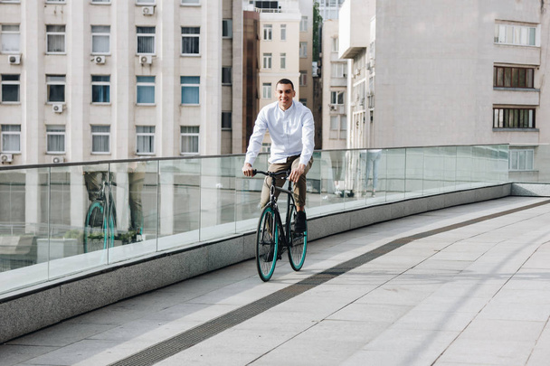 Man riding bicycle - Foto, Imagem