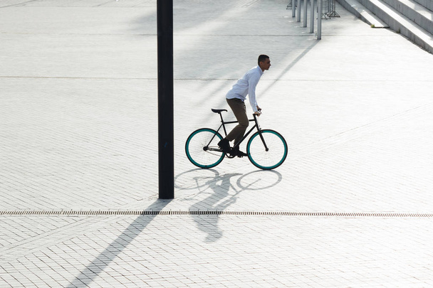 Man riding bicycle - Valokuva, kuva