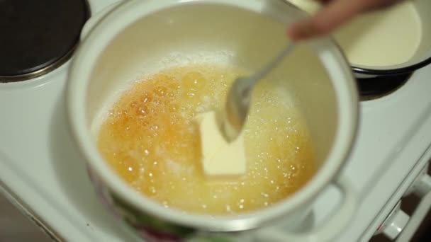 She cooks salted caramel - Materiał filmowy, wideo
