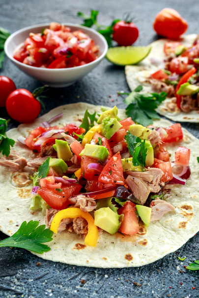 Tuna Tortilla with avocado, fresh salsa, limes, greens, parsley, tomatoes, red yellow pepper. colorful vegetable. Healthy Food - Фото, изображение