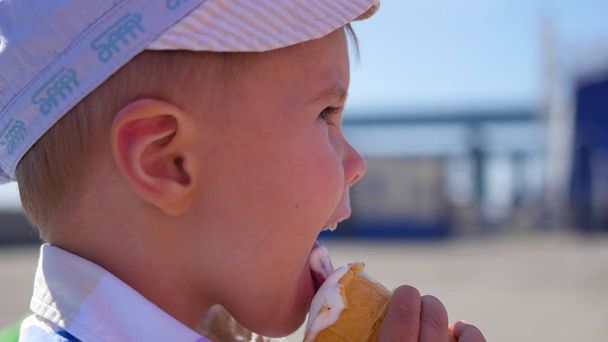 子供がクローズ アップで公園でワッフル カップ アイス クリームを食べる - 写真・画像