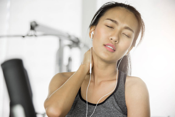 Relaxed Asian woman in sportswear listening to the music with he - Foto, Imagen