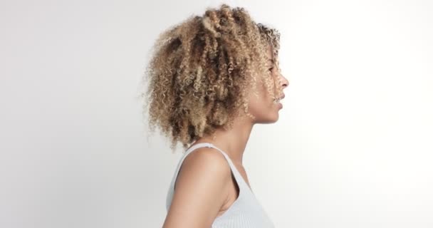 musta nainen kihara afro hiar muotokuva
 - Materiaali, video