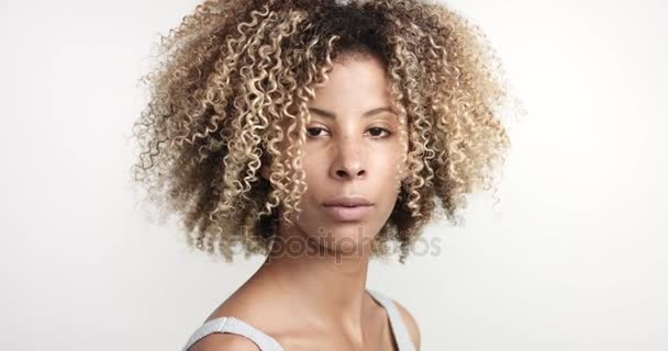 чорна жінка з кучерявим портретом на прийомі
 - Кадри, відео