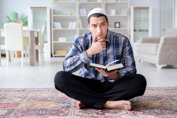 Uomo musulmano che prega a casa - Foto, immagini