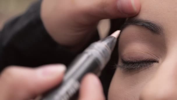 Applying base on brunette's eye,close up - Filmati, video