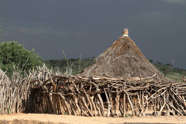 Cabañas de paja tradicionales en el Valle del Omo de Etiopía
 - Foto, imagen