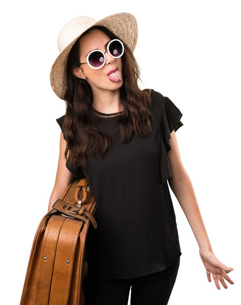 Kaunis nuori tyttö matkalaukku ottaa hänen kielensä
 - Valokuva, kuva