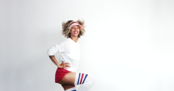 mujer negra de estilo aeróbico con pelo afro rizado en estudio
 - Metraje, vídeo