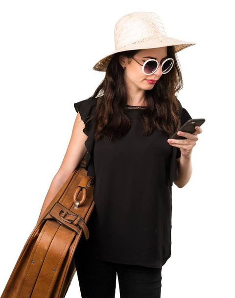 Menina bonita com uma mala conversando com celular
 - Foto, Imagem