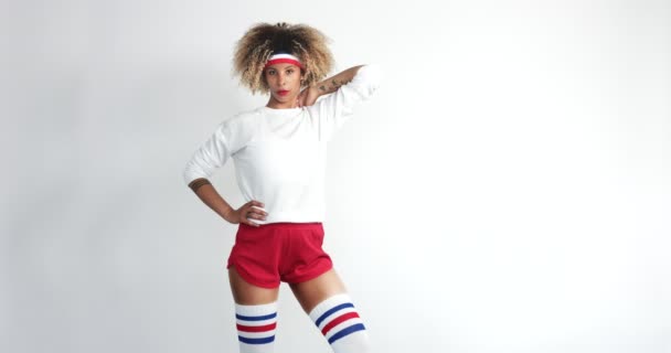 Studio kıvırcık afro saçlı aerobik tarzı siyah kadın - Video, Çekim