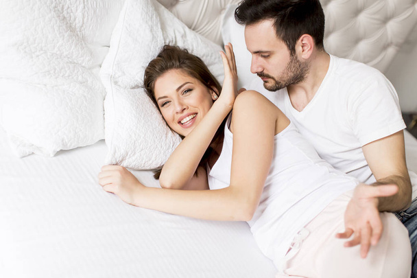 couple aimant au lit - Photo, image