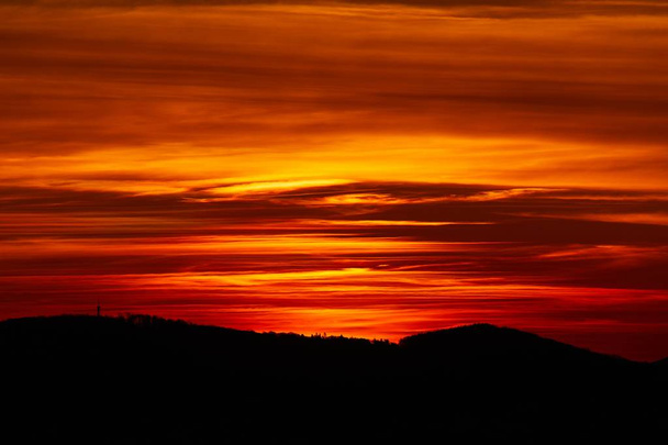 Під час заходу сонця горбистій краєвид
 - Фото, зображення