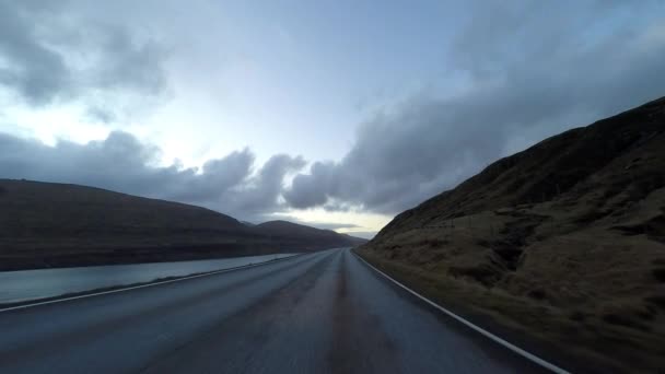 Reizen met een auto op het platteland  - Video