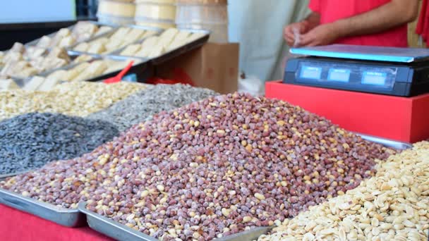 oříšky a různé druhy ořechů na trh - Záběry, video