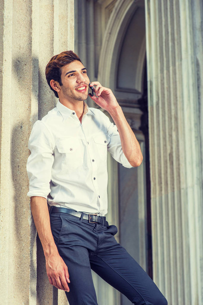 Young American Businessman Llamando afuera en Nueva York
 - Foto, imagen