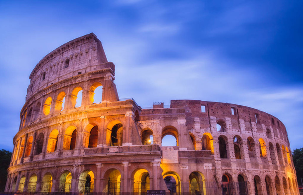 Roman Coliseu após o pôr do sol em longa exposição colorida
 - Foto, Imagem