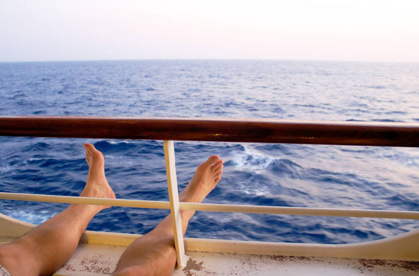 Entspannte Füße mit Blick auf das karibische Meer und den Horizont - Foto, Bild