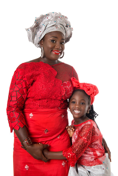 Piękna kobieta Afryki i dziewczynka w czerwonej sukience. Na białym tle - Zdjęcie, obraz